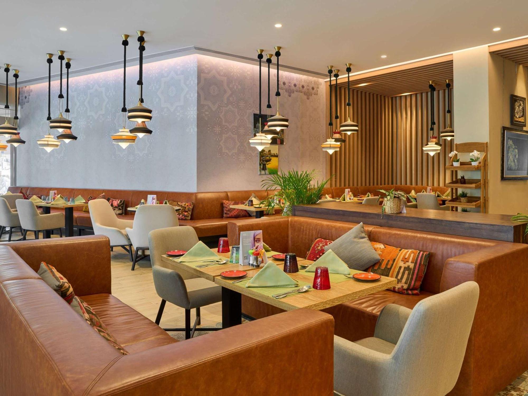 Aparthotel Adagio Dubai Deira Exteriör bild